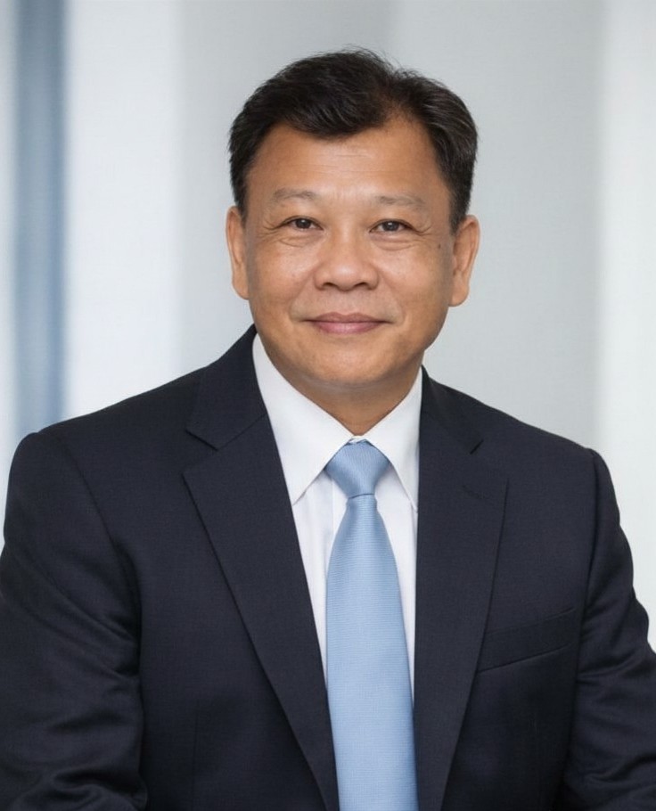 Portrait of Handy, founder of HY Consulting, in professional suit and tie.
